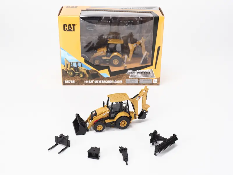 Réplica CAT 420 XE con accesorios intercambiables